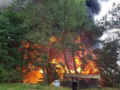 Pożar składowiska opon w Prądocinie. Gęsty dym było widać z oddali (ZDJĘCIA)