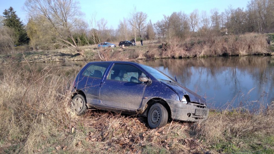 Uciekał autem przed policją w Żaganiu. Był tak zdesperowany że przepłynął rzekę! 
