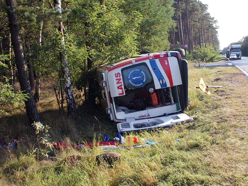 Wypadek karetki pogotowia i osobowej skody (ZDJĘCIA i FILM)