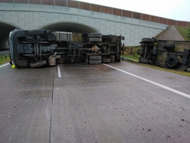 Ciężarówka przewróciła się na A2 na wysokości Rogozińca i zablokowała drogę w kierunku Poznania (ZDJĘCIA)