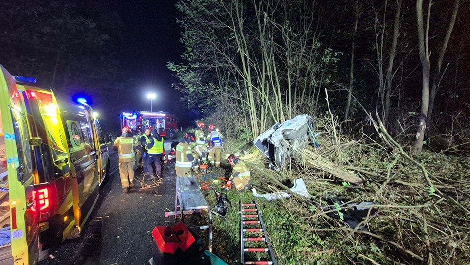 2/5 - Tragiczny wypadek. Auto roztrzaskało się o drzewa. Jest ofiara śmiertelna