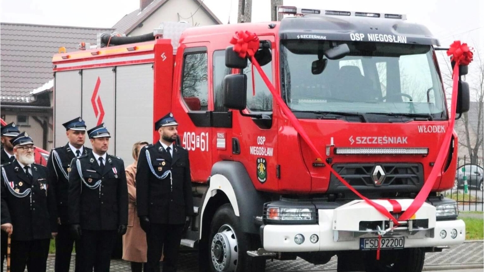 Nowy samochód gaśniczy dla OSP Niegosław. Zastąpił wysłużony 37-letni wóz (ZDJĘCIA)