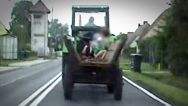 Traktorem ciągnął wóz konny z małymi dziećmi. 63-latek stanie przed sądem (FILM)