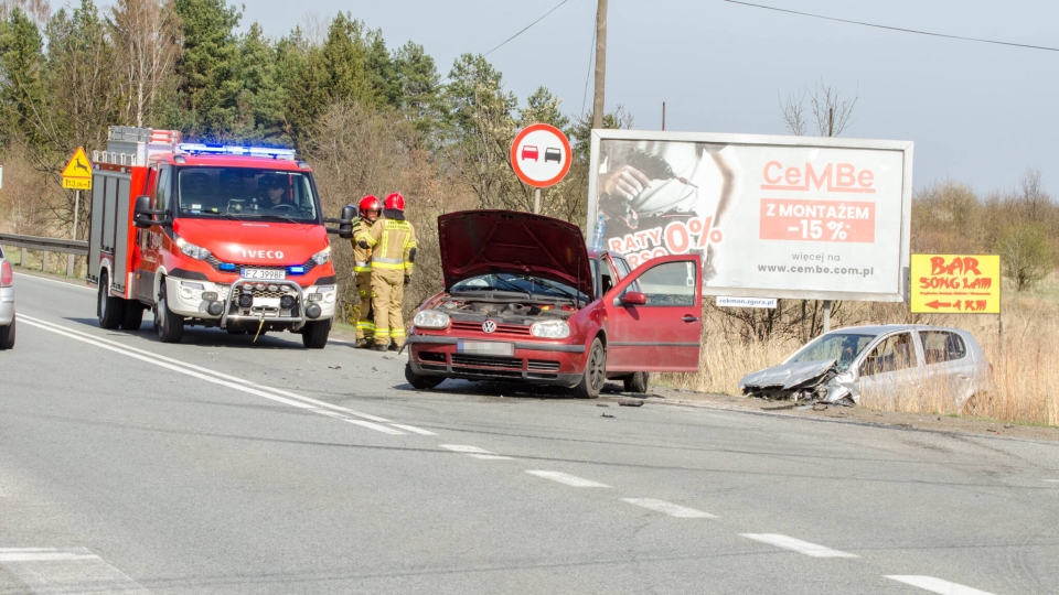 Wypadek na DK27 w Nowogrodzie Bobrzańskim. Zderzenie dwóch aut, jedno leży w rowie (ZDJĘCIA)