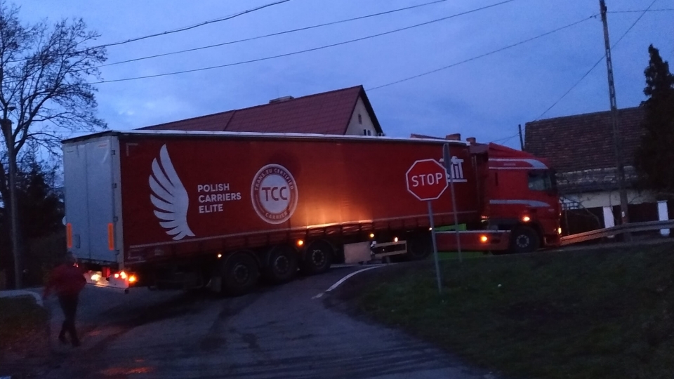 Ciężarówka blokuje krajową "32" w Gronowie