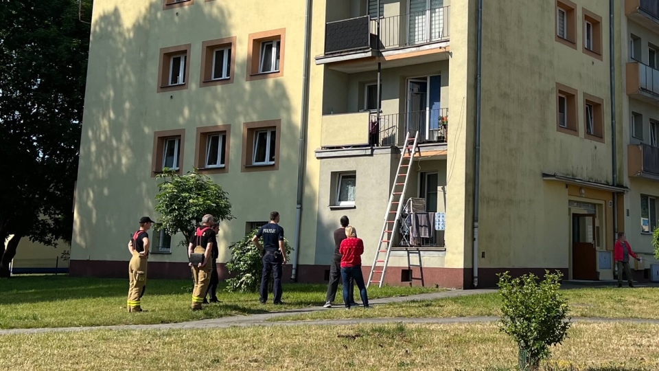 Dziecko bez opieki na balkonie w Zielonej Górze. Do akcji ruszyli strażacy i policjanci (ZDJĘCIA)