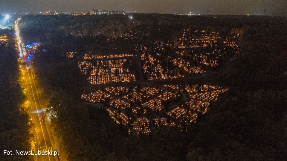 2/10 - Cmentarze nocą wyglądają niesamowicie. Tak prezentują się nekropolie w Zielonej Górze