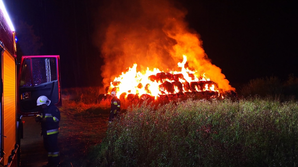 Pożar stogu słomy koło Gorzowa. Strażacy walczyli z ogniem przez całą noc