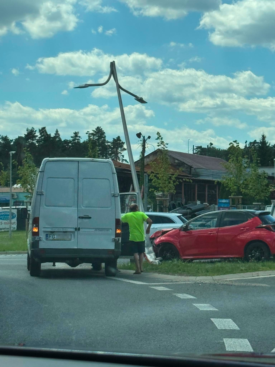 1/3 - Kolizja w Zielonej Górze. Jedno auto na latarni. Wezwano służby