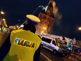 Policjanci zabezpieczają teren i ruch drogowy przy katedrze w Gorzowie Wlkp (ZDJĘCIA)