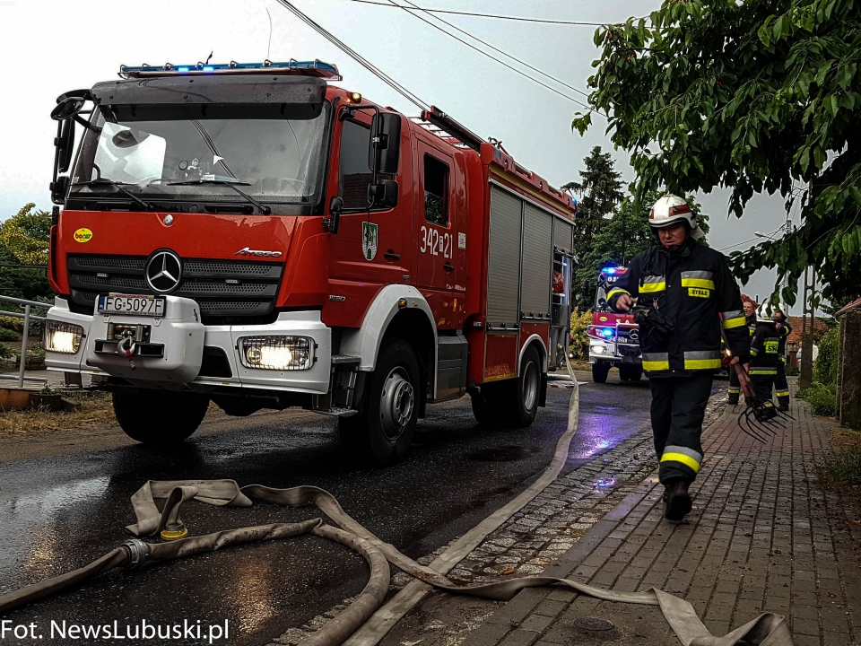 Pożar budynku gospodarczego w Czarnej. W akcji 5 zastępów straży pożarnej (ZDJĘCIA)