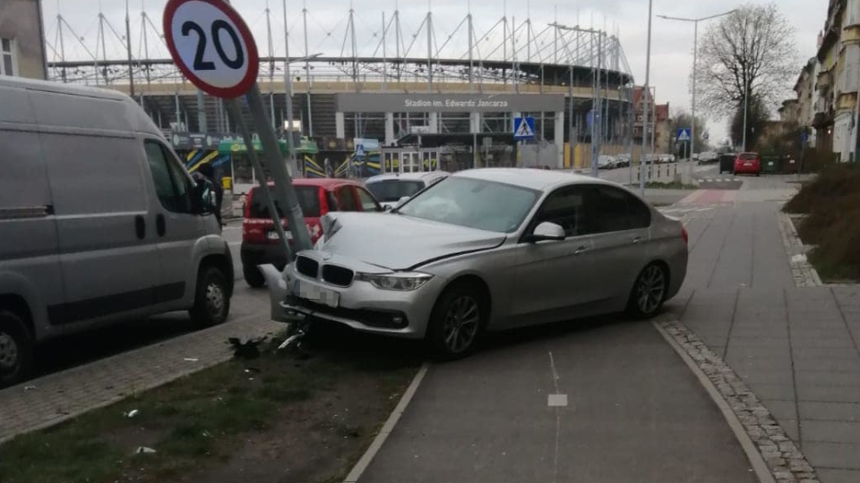 Pijany policjant rozbił nieoznakowane BMW. Ma ponad 2 promile alkoholu (ZDJĘCIA)