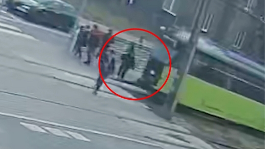 13-latka wpadła pod tramwaj w Gorzowie. Dziewczynce nic się nie stało. &quot;To był cud&quot; (FILM)