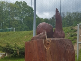 Zniszczyli drewnianą rzeźbę piłkarza odrywając jej głowę oraz nogi