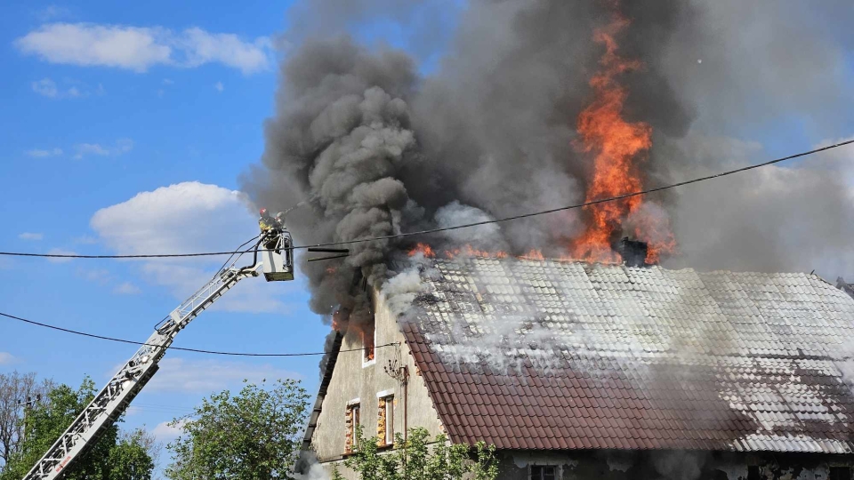 Płonie dom pod Nowogrodem Bobrzańskim. Trwa akcja gaśnicza