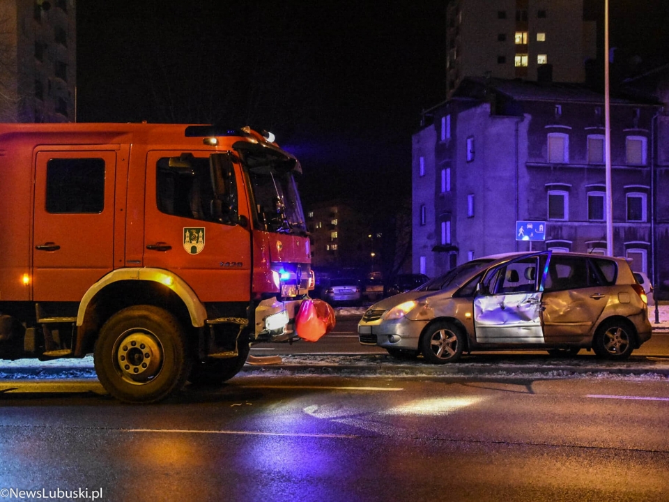 Zielona Góra: Strażacy jechali do pożaru, zderzyli się z osobówką