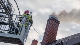 Strażacy coraz częściej gaszą pożary sadzy w kominach