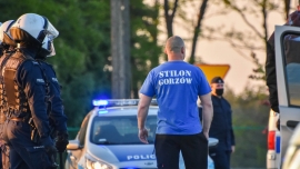 Akcja policji w Zielonej Górze. Legitymowali kibiców z Gorzowa (ZDJĘCIA)