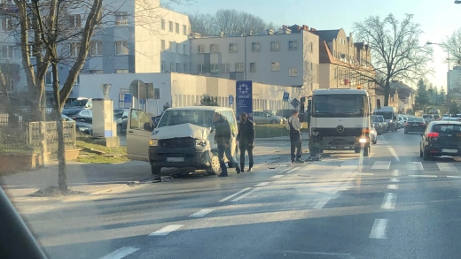 Zderzenie busa z ciężarówką pod komendą policji w Gorzowie!