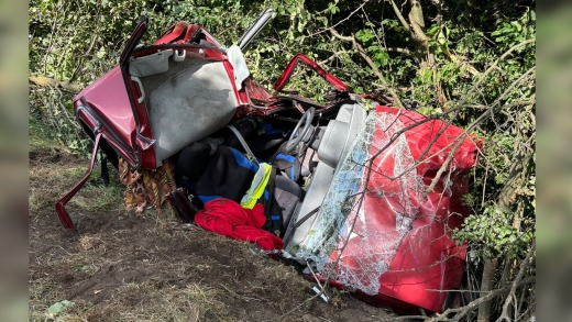 Tragiczny wypadek. Osobówka roztrzaskała się o drzewo. Nie żyje mężczyzna