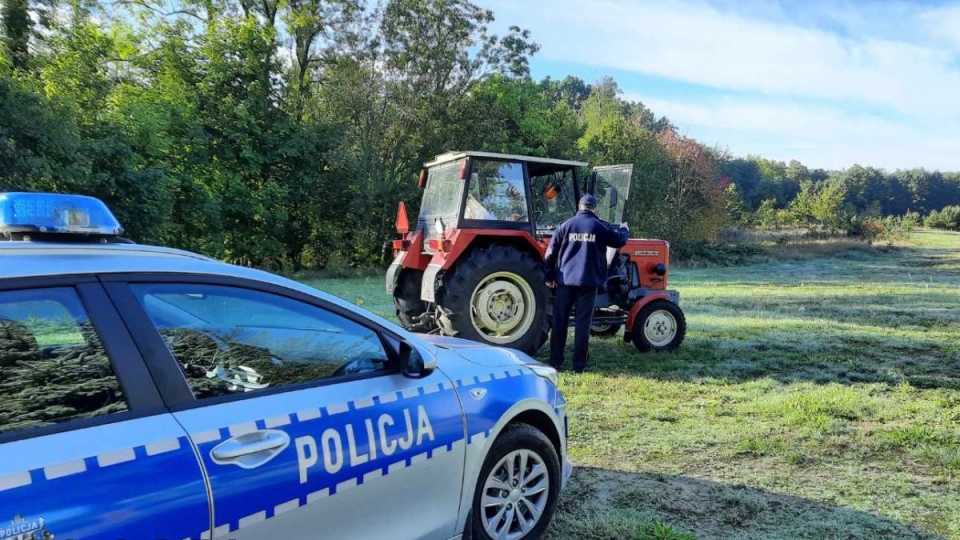 Pijany 43-latek uciekał traktorem przed policją. Jechał przez pole i las