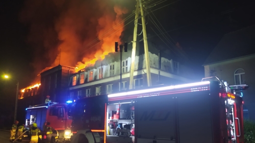 Pożar w Szprotawie. Płonął budynek po byłej hucie. W akcji 15 zastępów straży pożarnej (ZDJĘCIA)