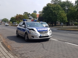 Policyjny radiowóz uderzył w tył Opla w Zielonej Górze. Jedna osoba trafiła do szpitala