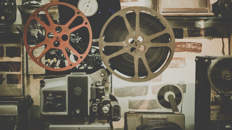 Scenariusze filmowe - jak tworzyć historie, które przyciągną uwagę widzów?