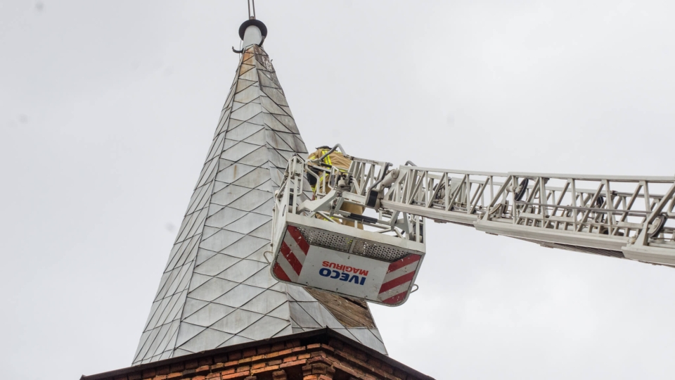 Silny wiatr zerwał blachy z dachu kościoła w Świdnicy