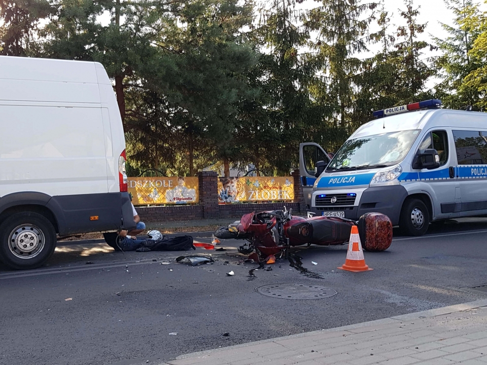 Wypadek na ul. Kożuchowskiej w Zielonej Górze. Motocyklista uderzył w tył busa