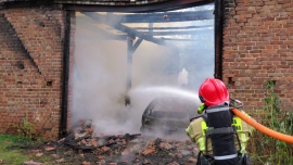 Pożar stodoły w Radomii koło Zielonej Góry. W środku było auto, spłonęło doszczętnie (ZDJĘCIA)