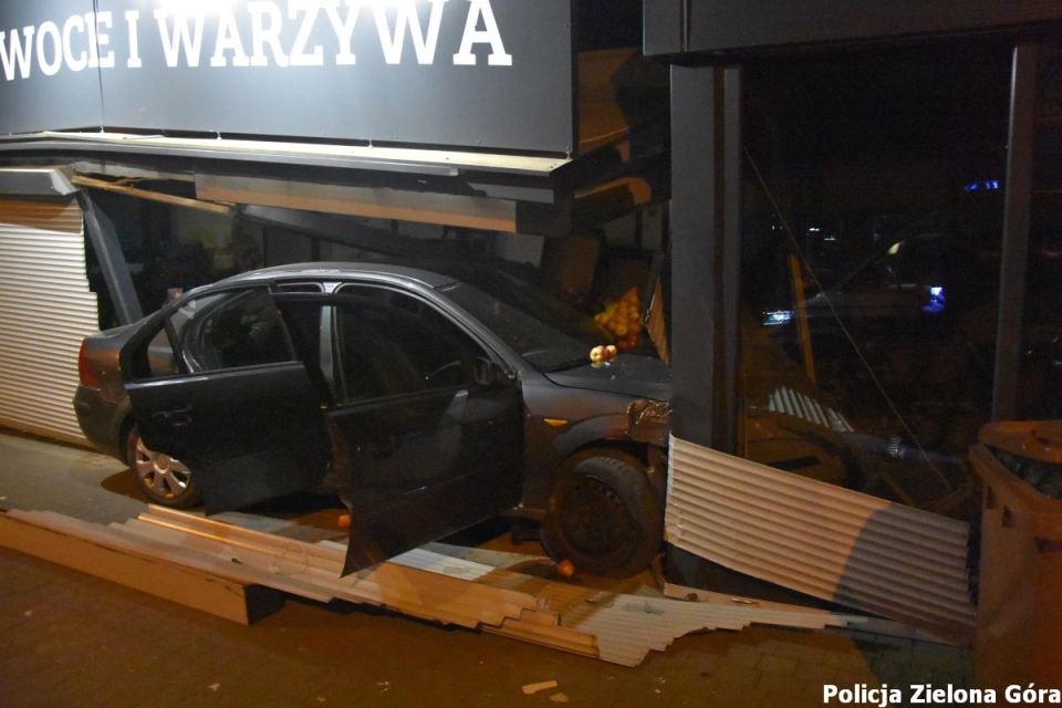 3/3 - 19-latek rozbił auto na budynku w Zielonej Górze