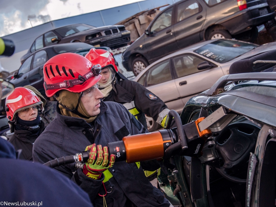 Sprawniejsi przez ćwiczenia - strażackie warsztaty ratownictwa technicznego w Zielonej Górze (ZDJĘCIA)