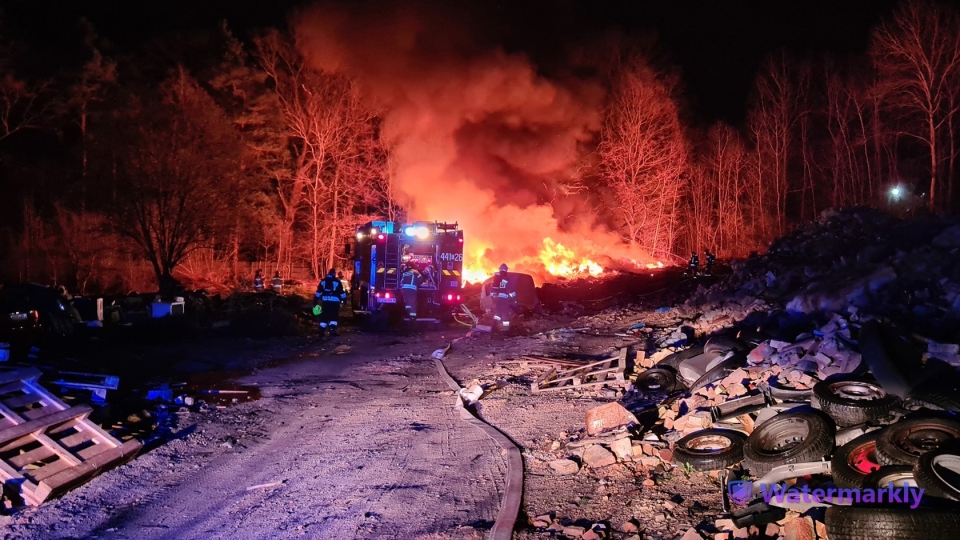 Nocny pożar składowiska opon w Gozdnicy. Z ogniem walczyło 12 zastępów straży pożarnej!