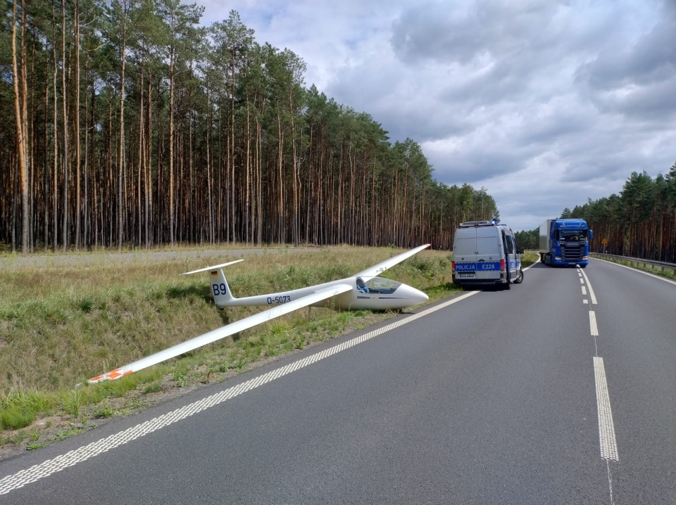 1/3 - Szybowiec wylądował na Południowej Obwodnicy Zielonej Góry. Wezwano policję