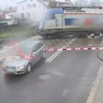 Utknął na przejeździe kolejowym