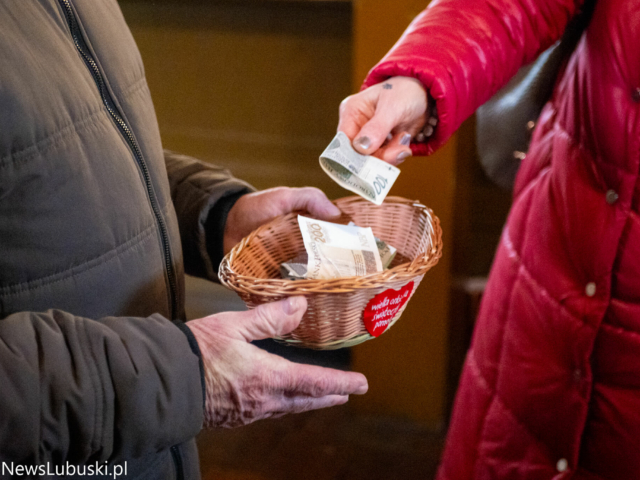 Taca na WOŚP, ksiądz - WOŚP Zielona Góra