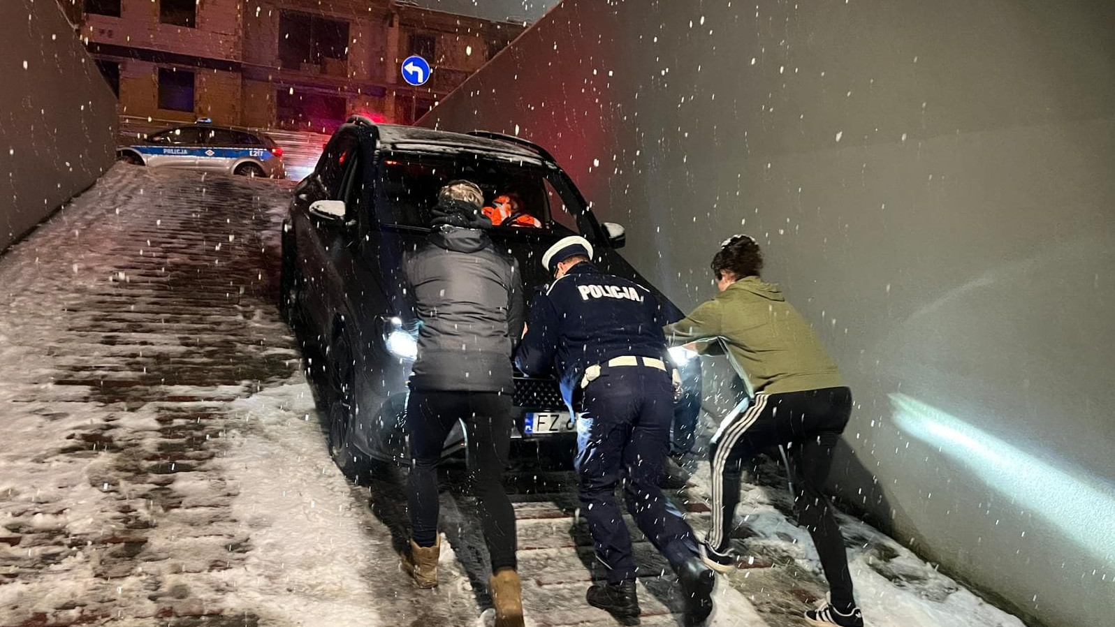 Wjechał w bramę Zielona Góra - Policja Zielona Góra