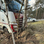 Ciężarówka uderzyła w drzewo - Wypadek na DK27