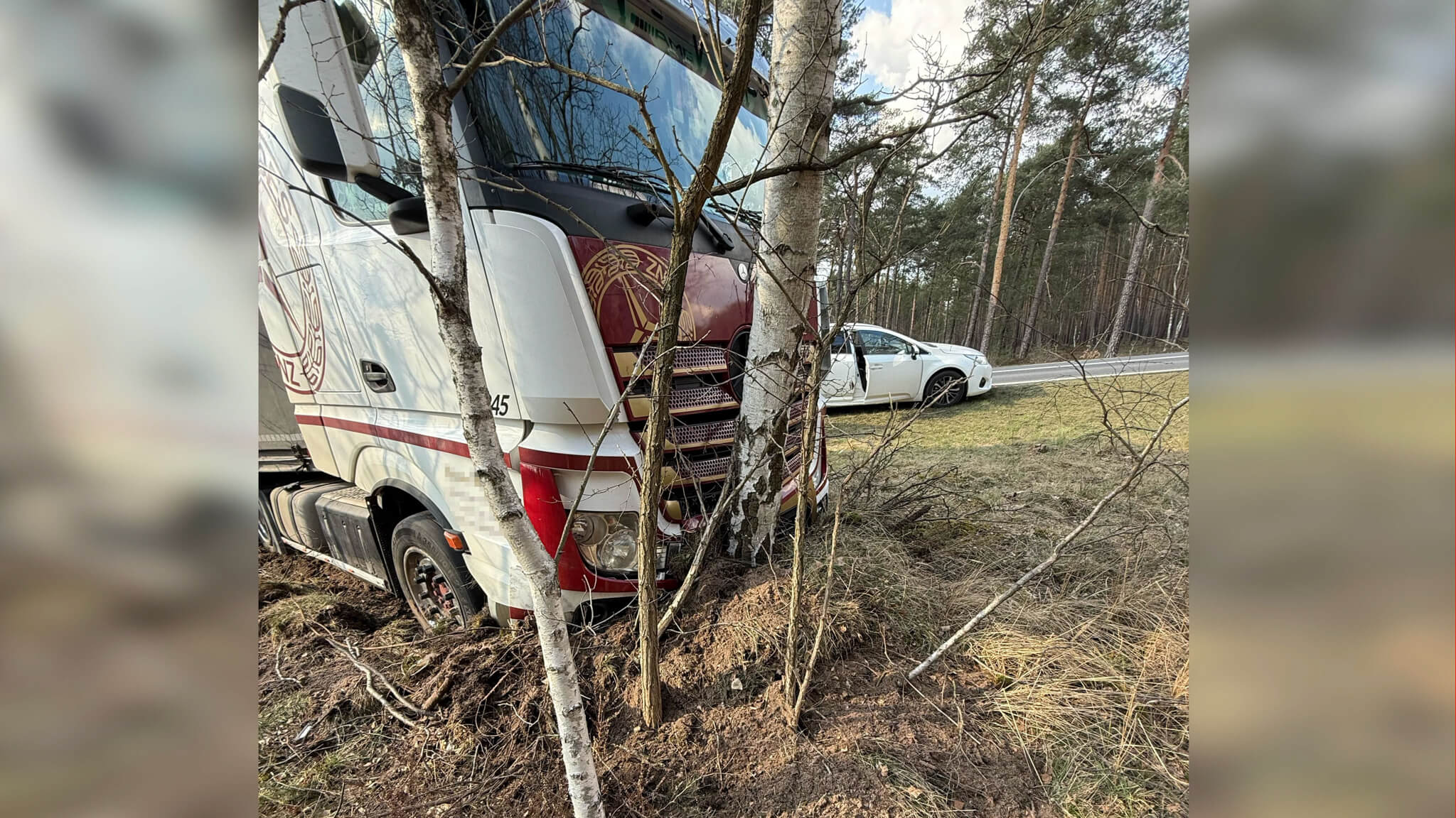 Ciężarówka uderzyła w drzewo - Wypadek na DK27