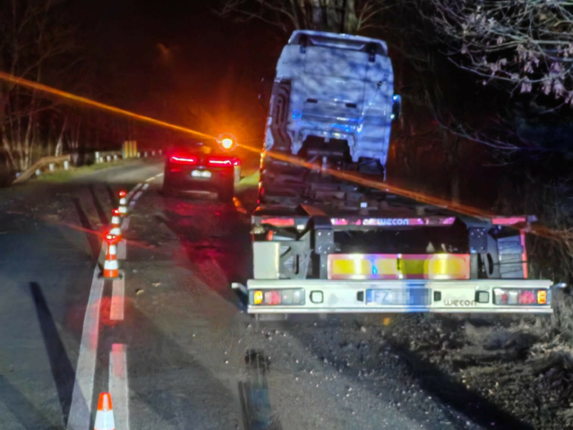 Ciężarówka uderzyła w drzewo Zielona Góra - Wypadek Zielona Góra