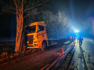 Ciężarówka uderzyła w drzewo Zielona Góra - Wypadek Zielona Góra