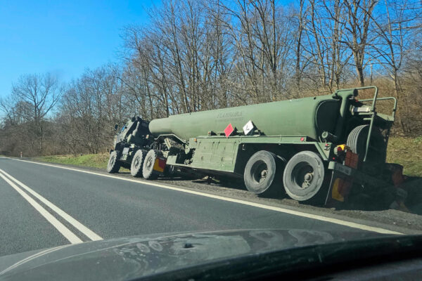 Amerykańska ciężarówka wojskowa w rowie - Droga krajowa nr 27 Świdnica