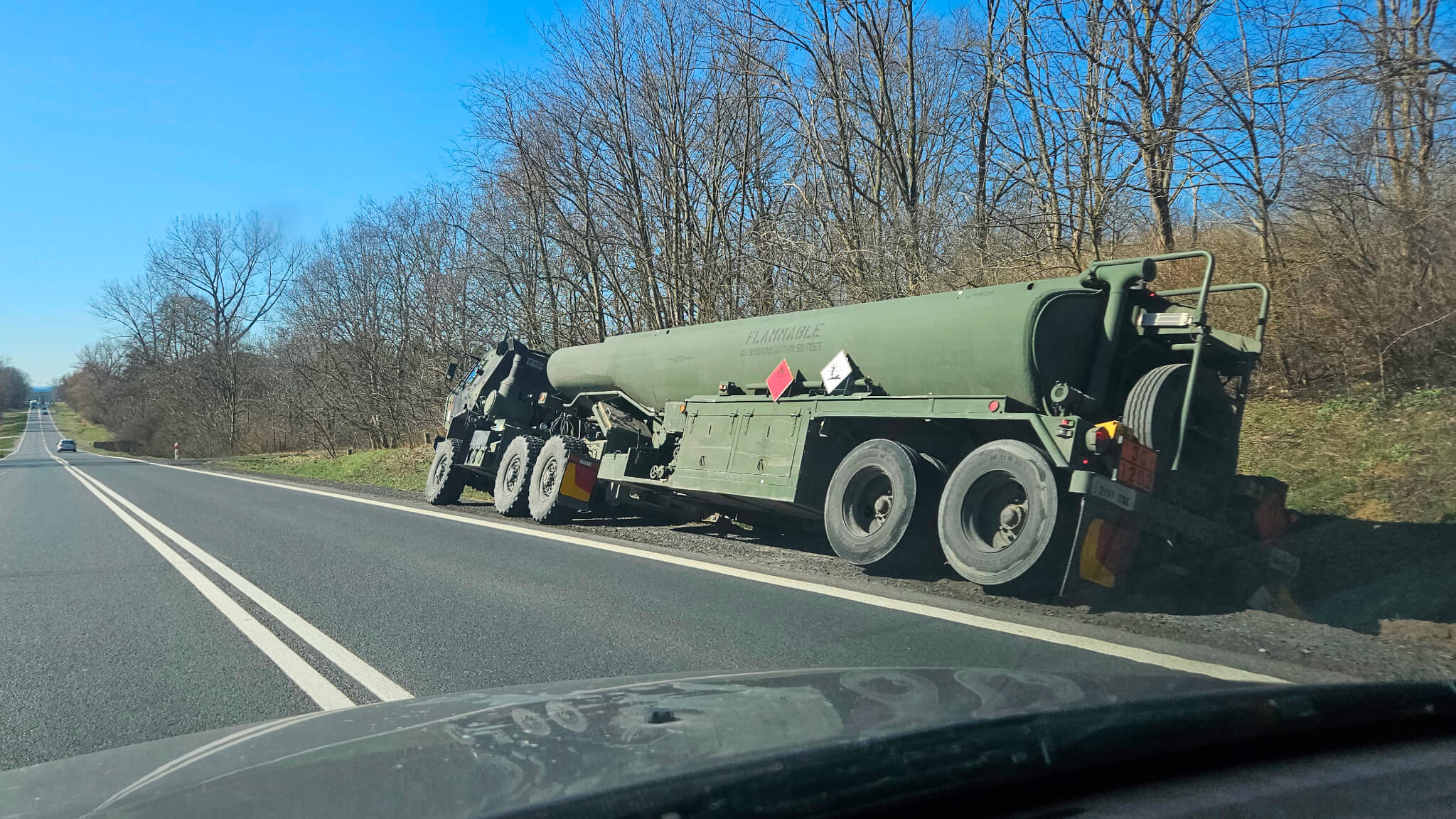 Amerykańska ciężarówka wojskowa w rowie - Droga krajowa nr 27 Świdnica