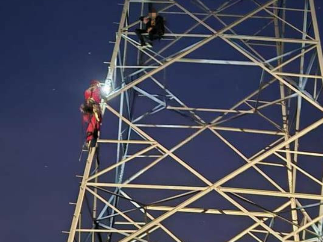 Wszedł na słup energetyczny Zielona Góra - Straż pożarna Zielona Góra