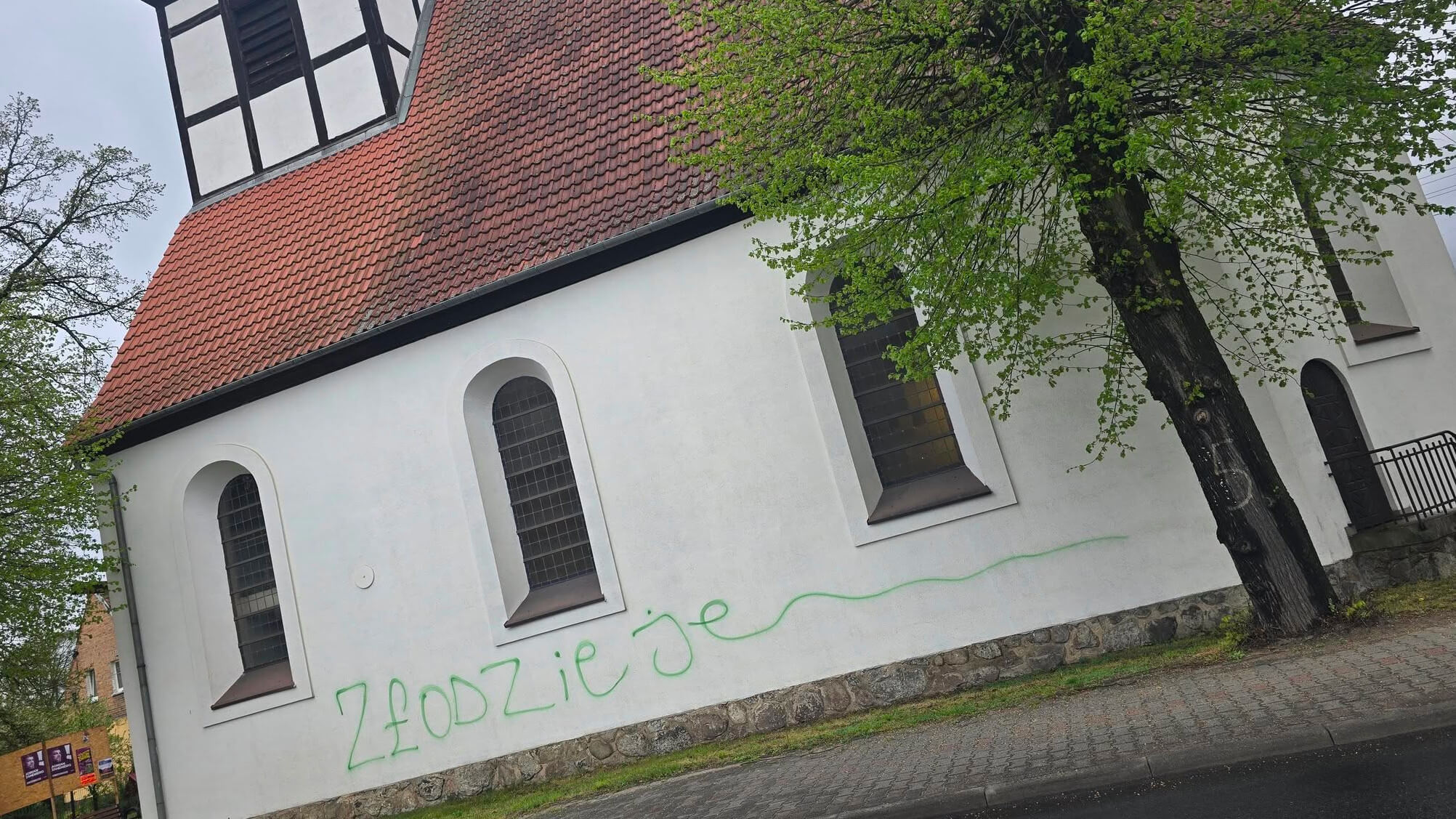 Wandal zniszczył kościół Gorzów - Parafia Trójcy Świętej Gorzów