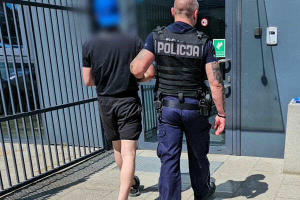 Skandaliczne sceny na meczu. Bójka, kradzież flagi, interwencja policji (ZDJĘCIA) Bójka na meczu - Carina Gubin