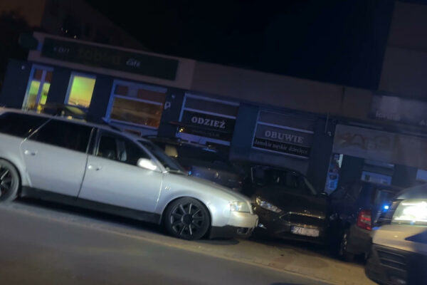 Rozbiła auta na parkingu w Czerwieńsku. Wiemy, jak się tłumaczyła Rozbiła auta na parkingu - Kolizja Czerwieńsk