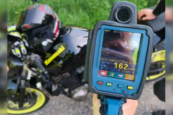 Motocyklista wpadł w sidła policjantów z Zielonej Góry. Sroga kara Motocyklista przekroczył prędkość - Policja Zielona Góra