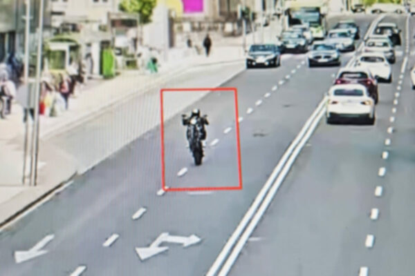 Motocyklista jechał na jednym kole przez centrum Zielonej Góry. Jest nagranie Jechał na jednym kole - Motocyklista Zielona Góra